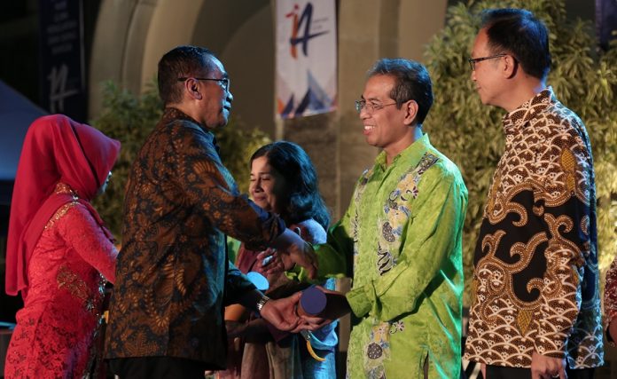 Ketua Pengda KAGAMA Sumut, M. Hamied Wijaya, S.E., S,Psi., M.M. meraih penghargaan Insan UGM Berprestasi 2019 di bidang Pelopor Inovasi, Desain dan Kreativitas. Foto: Humas UGM