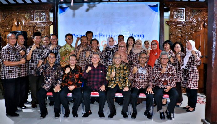 Foto bersama ketua Pengda KAGAMA DIY, Ir. Gatot Saptadi (nomor 4 dari kiri) bersama pengurus KAGAMA BAntul Periode 2019-2024. Foto: Wempi