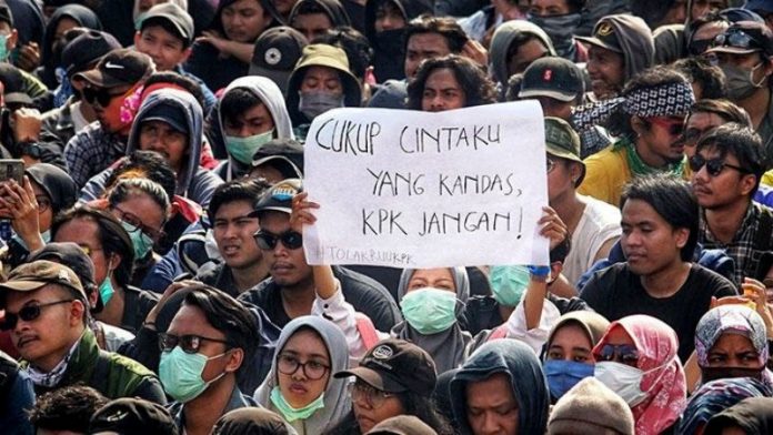 Penggunaan bahasa humor dalam poster maupun spanduk pada berbagai aksi demonstrasi mahasiswa kian marak dijumpai dalam beberapa waktu terakhir. Foto: kliktrend.com