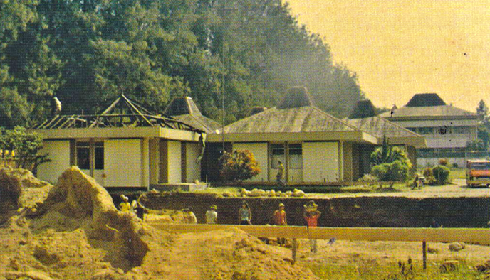 Proses pembangunan Wisma KAGAMA tahap II (pendapa dan penginapan) dimulai pada 1986. Foto: Buku 7 Windu Sumbangsih KAGAMA Bagi Bangsa dan Negara