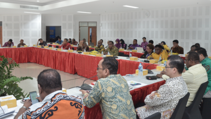 Para akademisi UGM, tokoh Papua dan Papua Barat berkumpul menyikapi kerusuhan yang terjadi di Papua belakangan ini. Enam rekomendasi kebijakan ini harapannya bisa mendorong adanya perhatian yang serius dari pemerintah dan komitmen bersama untuk menjaga keutuhan NKRI. Foto: GTP UGM
