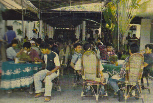 Suasana di Warung Makan Murah KAGAMA yang diselenggarakan ibu-ibu KAGAMA dari April 1998-2000. Foto: Istimewa