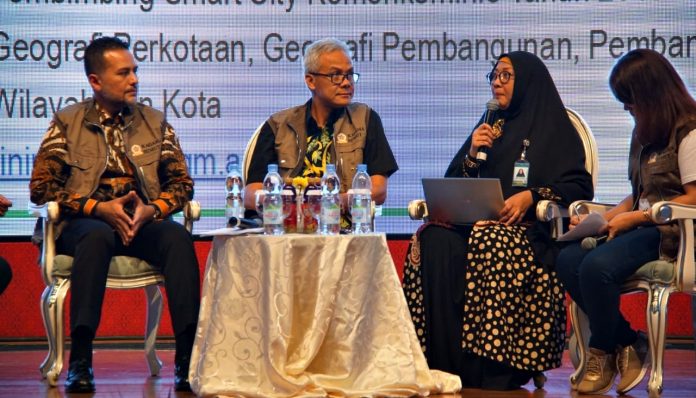 Pakar smartcity UGM Dr. Rini Rachmawati, S.Si., MT memberikan masukan kepada Pemprov Sumatera Utara untuk mewujudkan smartcity. Foto: Taufiq Hakim