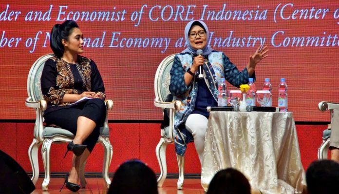 Menurut Hendri Saparini, revitalisasi industri menjadi agenda penting untuk menyelesaikan antara lain masalah rendahnya pertumbuhan manufaktur, ketergantungan terhadap bahan baku impor yang tinggi, dan penciptaan lapangan kerja terbatas. Foto: Taufiq
