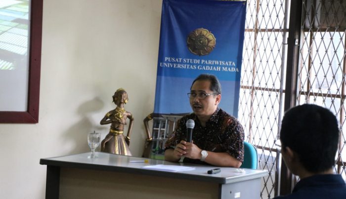 Suharko dalam Seminar Halal Tourism Lombok di Pusat Studi Pariwisata UGM. Foto: Humas UGM
