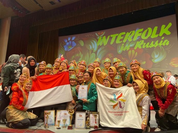 Tim Kesenian SMP dan SMA Kesatuan Bangsa Boarding School Yogyakarta meraih penghargaan pada 12th International Folklore Festival (Interfolk in Russia) yang berlangsung di Saint Petersburg, Rusia, Foto : KBRI Moskow