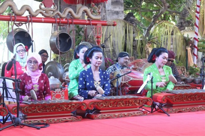 Kagama Karawitan terbentuk karena kesamaan hobi dan niat untuk melestarikan budaya Indonesia. Foto : Josep/KAGAMA