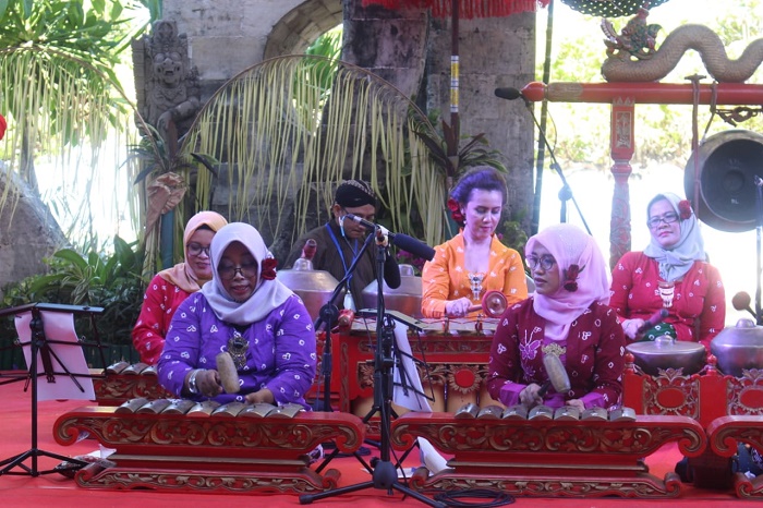 Memainkan musik karawitan sebagai sikap bangga pada seni budaya Indonesia. Foto : Josep/KAGAMA