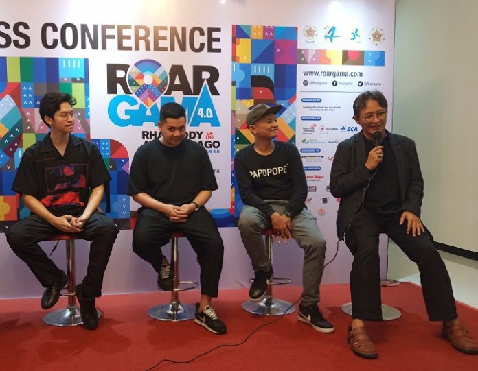 Ketua Panitia ROAR GAMA 4.0 M. Najib Azca, Mitra Kreatif Ari Wulu, serta duo personil Mantra Vutura Zakaria Danubrata dan Tristan (dari kanan ke kiri). Foto: Josep/KAGAMA