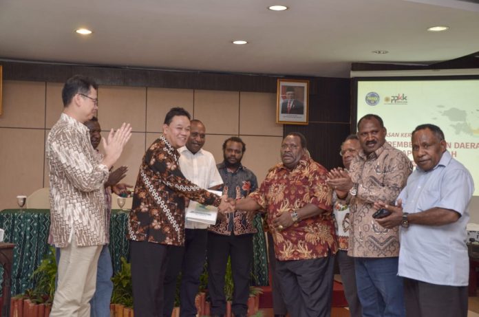 Kerja sama ini merupakan tindak lanjut dari deklarasi tujuh bupati di wilayah Papua Tengah pada Jumat (01/11/2019) yang mendukung pembentukan Provinsi Papua Tengah. Foto: PPKK UGM