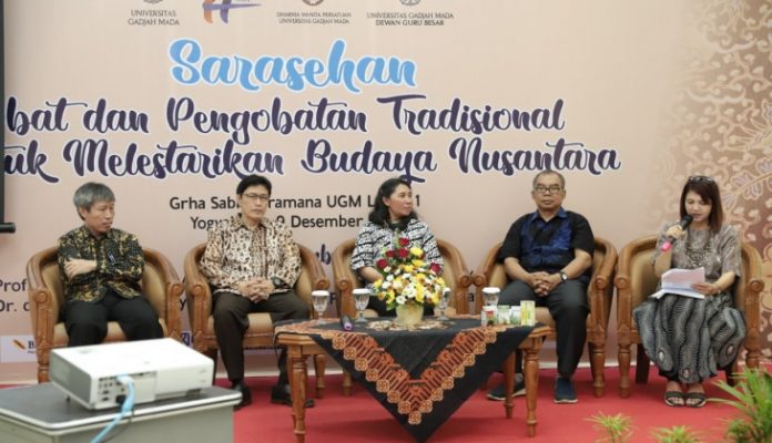 Sarasehan Obat  dan Pengobatan Tradisional gagasan Dewan Guru Besar UGM membuka cakrawala mengenai kedudukan jamu di Indonesia. Foto: Humas UGM