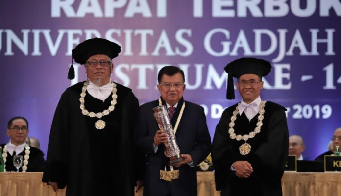 Dr. (H.C.) Drs. Muhammad Jusuf Kalla menerima anugerah HB IX Award 2019 dalam Puncak Peringatan Dies Natalis ke-70 UGM. Foto: Humas UGM
