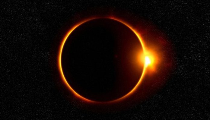 Menyaksikan fenomena gerhana matahari bisa berakibat fatal pada kesehatan mata kamu. Foto: Grid