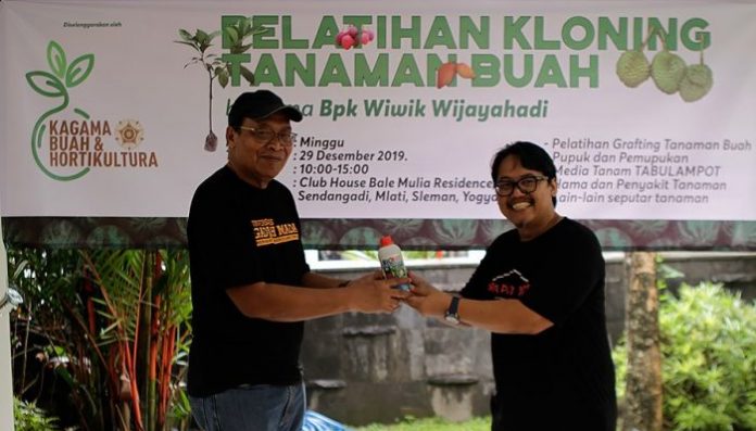 Alumni UGM yang tergabung dalam komunitas virtual Facebook KAGAMA Buah dan Hortikultura mengikuti beberapa sesi yang disampaikan oleh praktisi tanaman buah Wiwik Wijayahadi dan Sigit Rahadi. Foto: Tom Blero