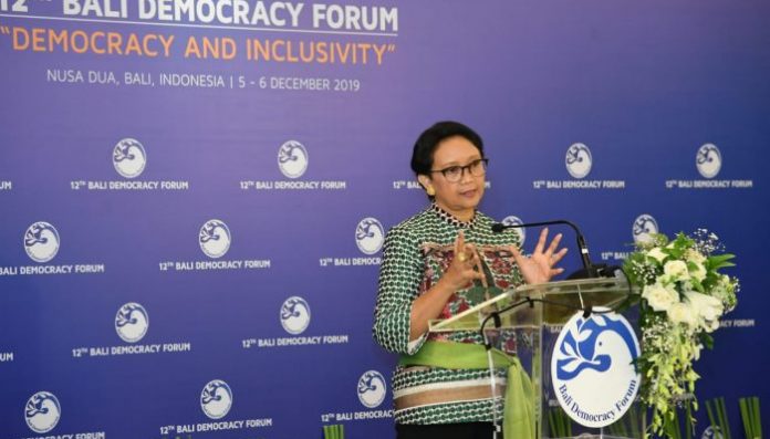 Menteri Luar Negeri RI, Retno Marsudi, mendorong keterlibatan perempuan untuk mewujudkan demokrasi inklusif. Foto: Kemenlu RI