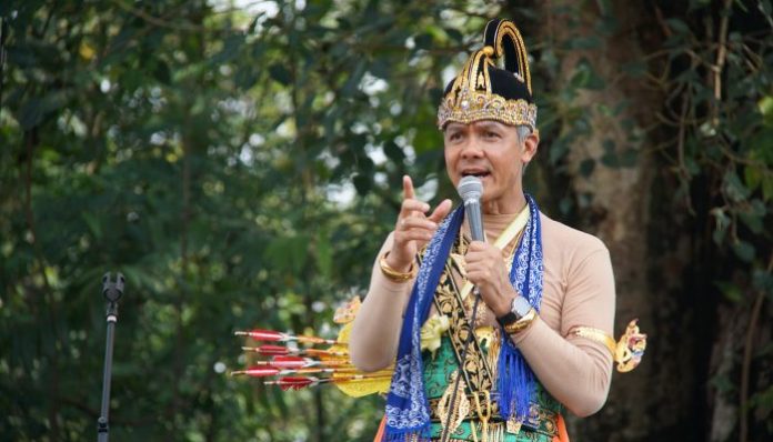 Ketua Umum PP Kagama, Ganjar Pranowo, memakai kostum wayang Arjuna pada Nitilaku UGM 2019. Foto: Taufiq Hakim