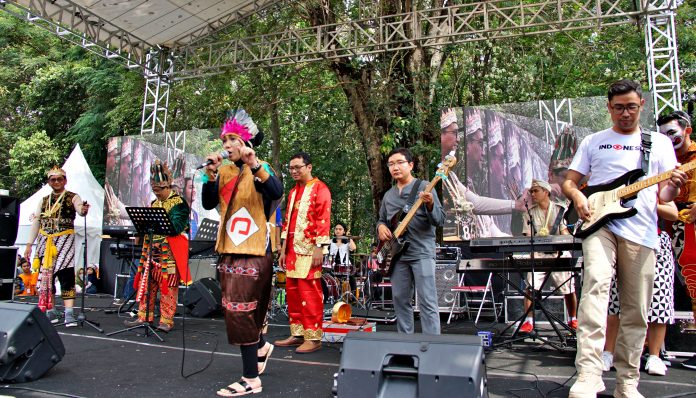 Tidak mau kalah dengan Didi Kempot dan Elek Yo Band, The Dean juga buat panggung Nitilaku 2019 semakin meriah. Foto: Taufiq Hakim
