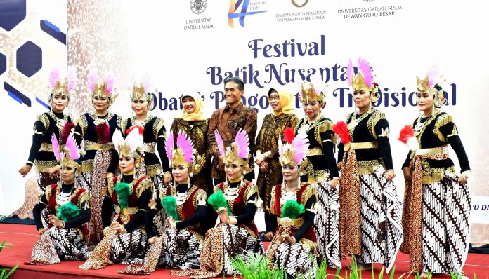 Ada yang berbeda dari Festival Batik Dharma Wanita Persatuan UGM pada edisi Dies Natalis ke-70 UGM 2019. Foto: Tsalis