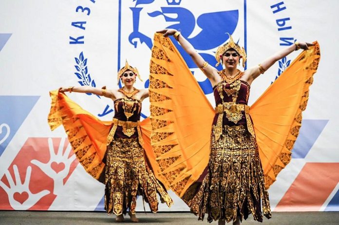Tari Cendrawasih pada pertunjukan budaya Indonesia dalam rangka Indonesian Day di Kazan Federal University. Foto : KBRI Moskow