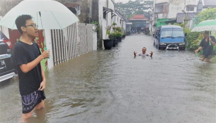 Banjir erat dikaitkan dengan pola hidup masyarakat yang belum sadar terhadap pengelolaan sampah. Foto: BPDB Kota Malang