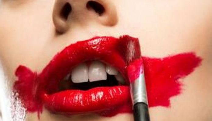 Berkurangnya popularitas Bahasa Indonesia ternyata bisa dilihat dari iklan produk lipstik. Foto: Kompas