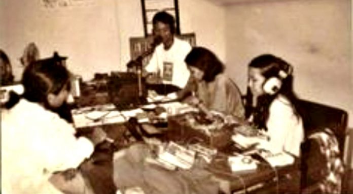 UGM memiliki sejarah panjang dalam hal radio, termasuk munculnya Swaragama FM. Foto: Siaran perdana Waragama FM pada tahun 2000 di Gedung Perpustakaan UGM. Dok Istimewa