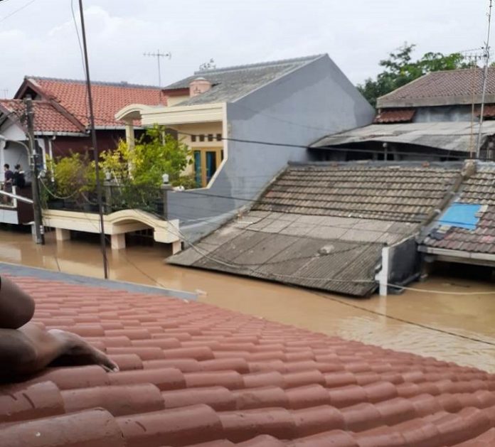 Ketinggian air banjir saat menggenangi Perumahan Kemang Ifi. Foto : Istimewa