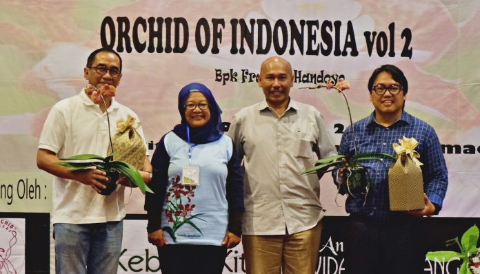 Frankie Handoyo (dua dari kanan) membedah buku karyanya, Orchid of Indonesia Volume 2, dalam acara yang digagas Kagama Orchids, Minggu (19/1/2020). Foto: Tsalis