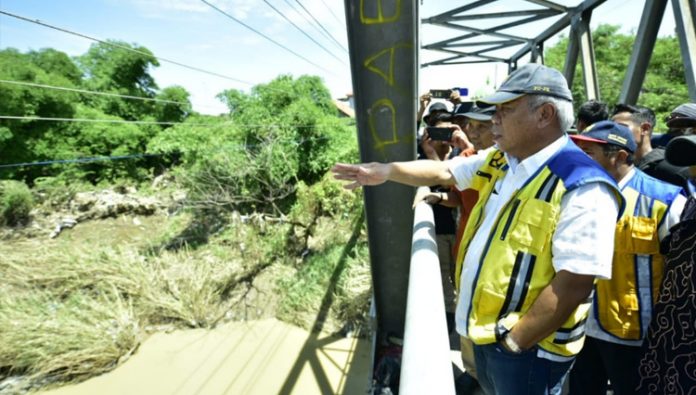 Menteri Basuki berharap penanganan banjir ini rampung selama sepuluh hari. Foto: Birkom PUPR