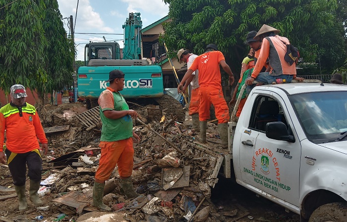 Timbunan lumpur, sampah, dan puing mesti dibersihkan pascabanjir di Perumahan Kemang Ifi. Foto: Josep/KAGAMA