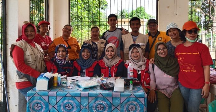 Tim Kesehatan Himpuni merawat kesehatan warga terdampak banjir di Perumahan Kemang Ifi, Jati Asih, Kota Bekasi. Foto : Josep/KAGAMA