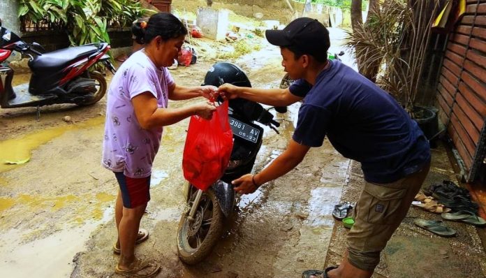 Kagama gotong royong berikan bantuan untuk korban banjir berupa air, logistik hingga pengobatan. Foto: Istimewa