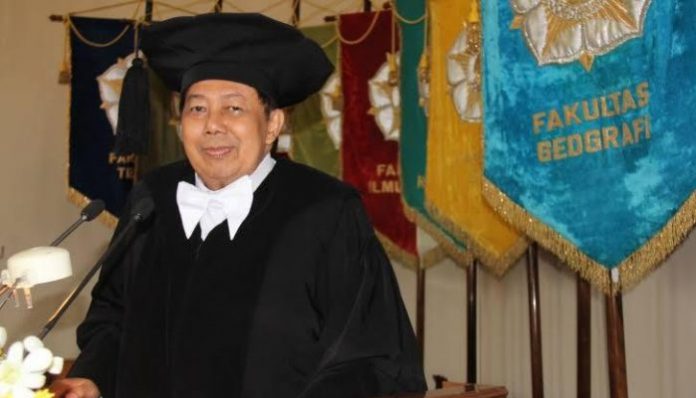 Almarhum Sunarto mendukung pemakaian baju adat di lingkungan UGM, serta mengusulkan tambahan penulisan bahasa Jawa di depan Fakultas Geografi. Foto: Istimewa