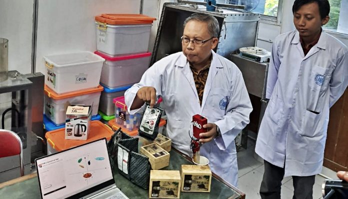 Terobosan di bidang teknologi mampu ditorehkan UGM melalui Dr.Eng. Kuwat Triyana, M.Si., yang sukses mengembangkan lidah elektronik. Foto: Humas UGM
