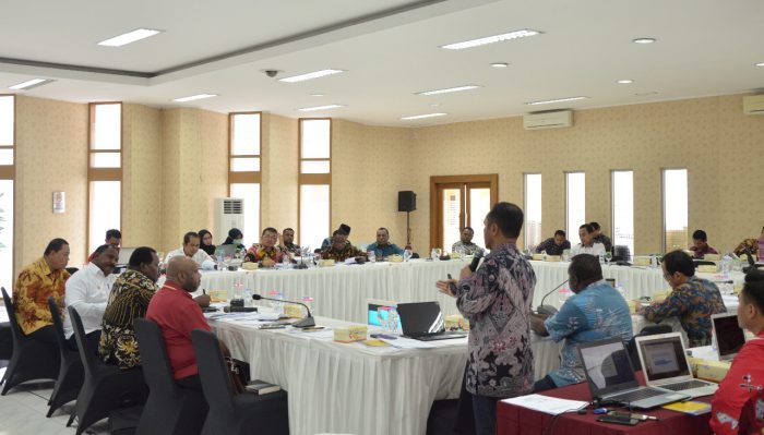 Pusat Pengembangan Kapasitas dan Kerjasama (PPKK) Fisipol bersama Gugus Tugas Papua (GTP) mengkaji usulan pemekaran Provinsi Papua Tengah. Foto: PPKK UGM