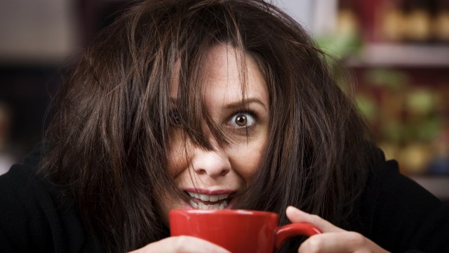 Mengurangi konsumsi kopi dapat menurunkan kecemasan, potensi insomnia, mudah tersinggung, gangguan pencernaan dan detak jantung cepat. Foto: Kumparan