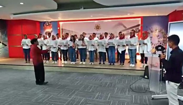 Pengda KAGAMA Jawa Barat secara khusus menciptakan lagu Mars KAGAMA untuk seluruh alumni dan almamater. Mars diciptakan oleh anggota KAGAMA Jawa Barat, tampil perdana saat Musda. Foto: Istimewa
