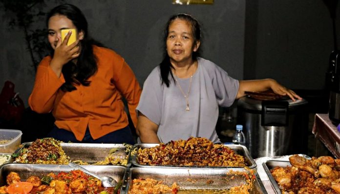 Salah satu alumni rela datang jauh-jauh dari Depok, Jawa Barat untuk makan nasi pecel Yu Par dalam momen Bonbin Reborn 3. Foto: Jatun