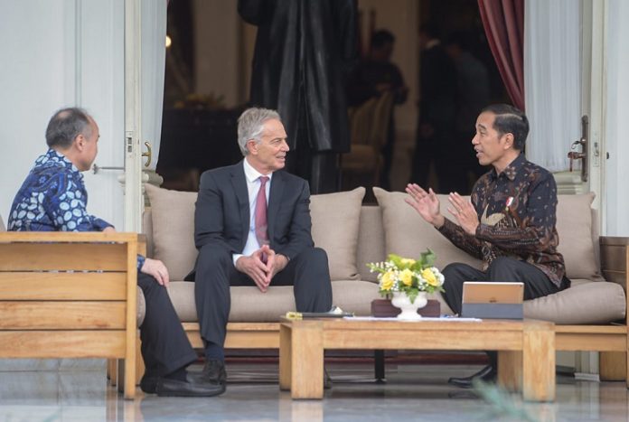 Presiden Joko Widodo berbincang dengan mantan PM Inggris Tony Blair dan CEO SoftBank Masayoshi Son di Istana Merdeka, Jakarta. Foto: Setkab