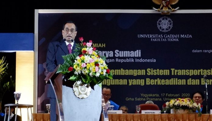 Menteri Perhubungan RI, Ir. Budi Karya Sumadi, menyampaikan pidato ilmiah dalam Hari Pendidikan Tinggi Teknik (HPTT) ke-74 Fakultas Teknik UGM. Foto: Tsalis