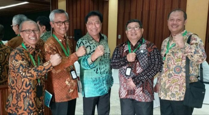 Alumnus Kehutanan UGM angkatan 1971, Dr. Transtoto Handadhari, menjabarkan 5 landasan Gerakan Masyarakat Peduli Hutan Indonesia (GMPHI). Foto: Istimewa