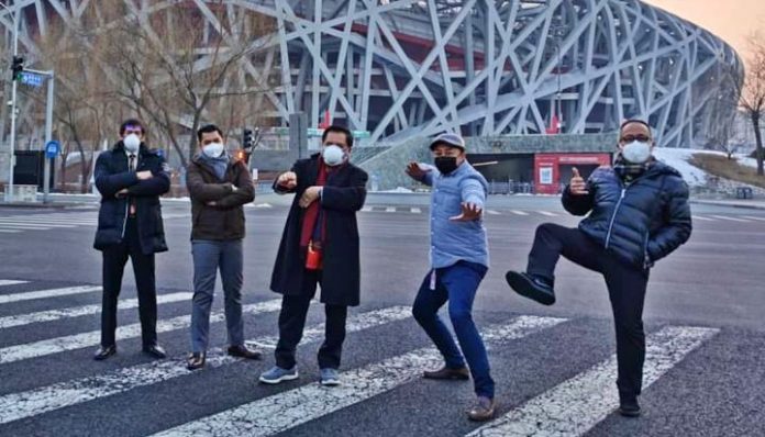 Di tengah ancaman virus corona yang belum juga usai, Dubes RI untuk Tiongkok, Djauhari Oratmangun (tengah) bersama enam orang rekan kerjanya berkeliling memantau kondisi Beijing saat ini. Foto: Istimewa