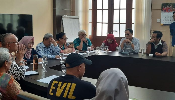 Tim Dosen Teknik Nuklir dan Fisika Universitas Gadjah Mada memberikan pernyataan soal keberadaan bahan radioaktif Caesium-137 (Cs-137) yang terpapar di area Perumahan BATAN Indah di Serpong, Tangerang Selatan, Banten. Foto: Humas UGM