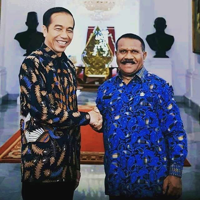 Bupati Tambrauw, Gabriel Asem bersama Presiden Jokowi usai kegiatan APKASI 2019. Foto: Istimewa