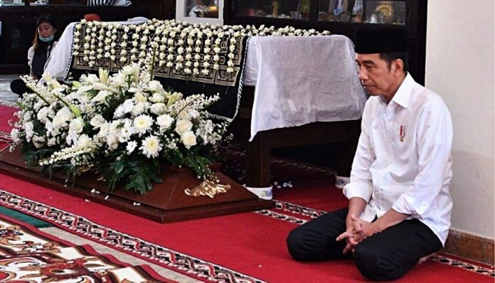 Kabar duka sedang menghampiri Presiden Joko Widodo setelah sang ibunda meninggal dunia. Foto: Ist