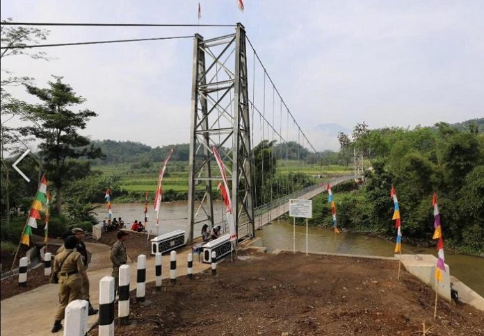 Jembatan gantung merupakan salah satu wujud kebijakan Presiden Joko Widodo untuk membangun infrastruktur daerah perdesaan terutama yang sulit dijangkau sehingga lebih terbuka. Foto: Kementerian PUPR
