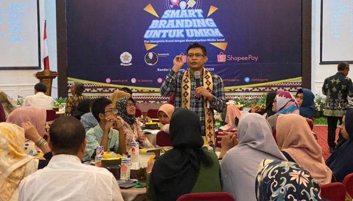 Yuswohady, pakar marketing membabar strategi perkuat brand dalam KAGAMA Inkubasi Bisnis VIII di Lampung. Foto: KAGAMA