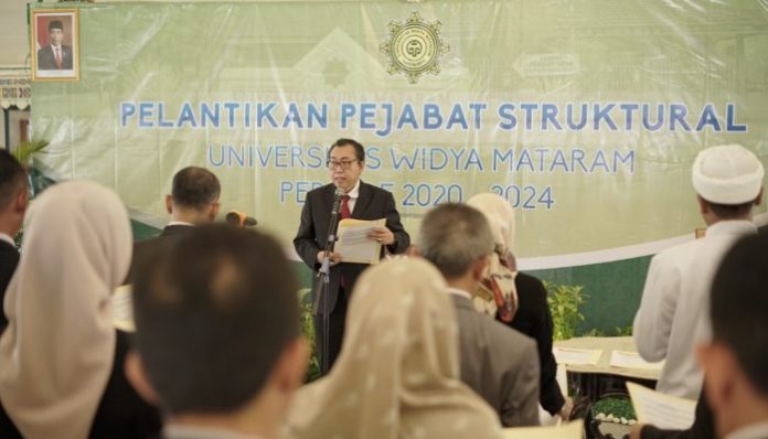 Rektor Universitas Widya Mataram (UWM) Prof. Dr. Edy Suandi Hamid, M,Ec melantik pejabat struktural di lingkungan UWM. Foto: Humas UWM