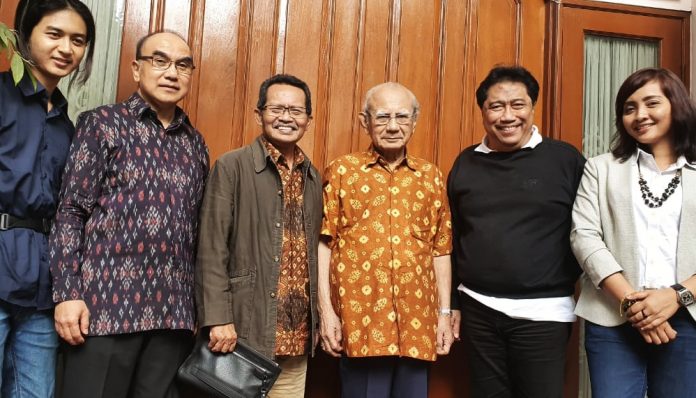 Gerakan Masyarakat Peduli Hutan Indonesia (GMPHI) yang digagas rimbawan KAGAMA, Dr. Transtoto Handadhari dapatkan dukungan dari ahli ekonomi Prof. Emil Salim. Foto: Ist