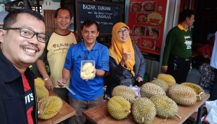 Bazar Durian ini adalah ajang pemanasan dari Bidang Penggalangan Dana dan Pengembangan Usaha KAGAMA Surakarta. Foto: Ist